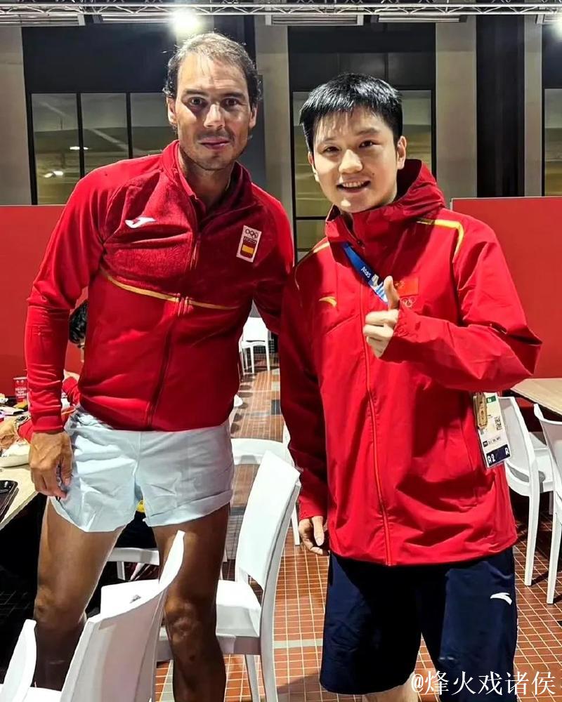 樊振东退场时,跟外国小球迷耐心合影,细节之处彰显东哥的修养 樊振东退场时,跟外国小球迷耐心合影,细节之处彰显东哥的修养