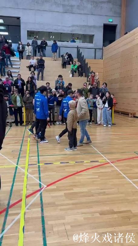 樊振东退场时,跟外国小球迷耐心合影,细节之处彰显东哥的修养 樊振东退场时,跟外国小球迷耐心合影,细节之处彰显东哥的修养